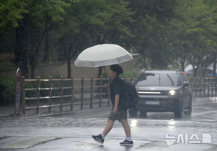 [전주=뉴시스] 김얼 기자 =목요일인 9일은 전국에 강한 장맛비가 내리겠다. 사진은 전북지역 곳곳에 비가 내리고 있는 8일 전북 전주시 덕진구 송천동에서 시민들이 우산으로 비를 피하며 길을 지나고 있는 모습. 2026.07.08. pmkeul@newsis.com