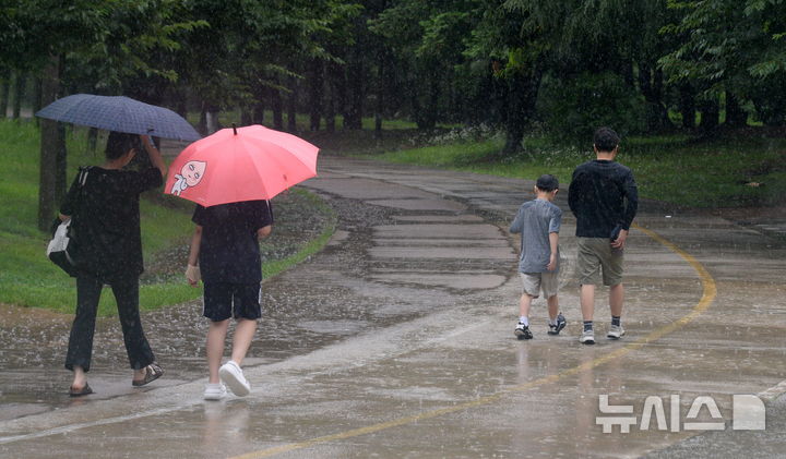 [전주=뉴시스] 김얼 기자 = 전북지역 곳곳에 비가 내리고 있는 8일 전북 전주시 덕진구 송천동에서 시민들이 우산으로 비를 피하며 길을 지나고 있다. 2026.07.08. pmkeul@newsis.com