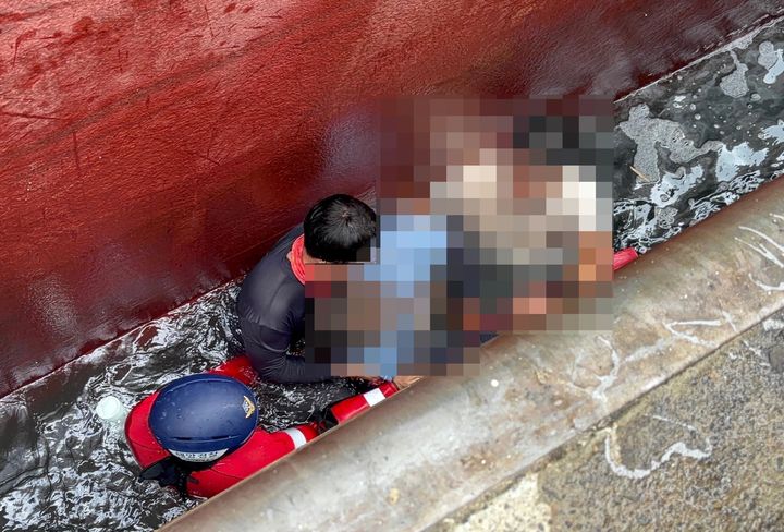 [부산=뉴시스] 8일 오후 부산 서구 감천항 부두에서 60대가 바다에 빠지는 사고가 발생했다. (사진=부산해경 제공) 2026.07.08. photo@newsis.com *재판매 및 DB 금지