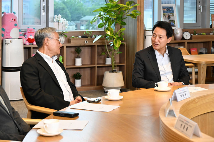 [서울=뉴시스] 오세훈 서울시장과 박판준 육군사관학교 총동창회 회장(왼쪽)이 8일 서울시청 집무실에서 사관학교 통·폐합 및 지방 이전과 관련한 의견을 나누고 있다. (사진=서울시 제공) 2026.07.08. photo@newsis.com *재판매 및 DB 금지