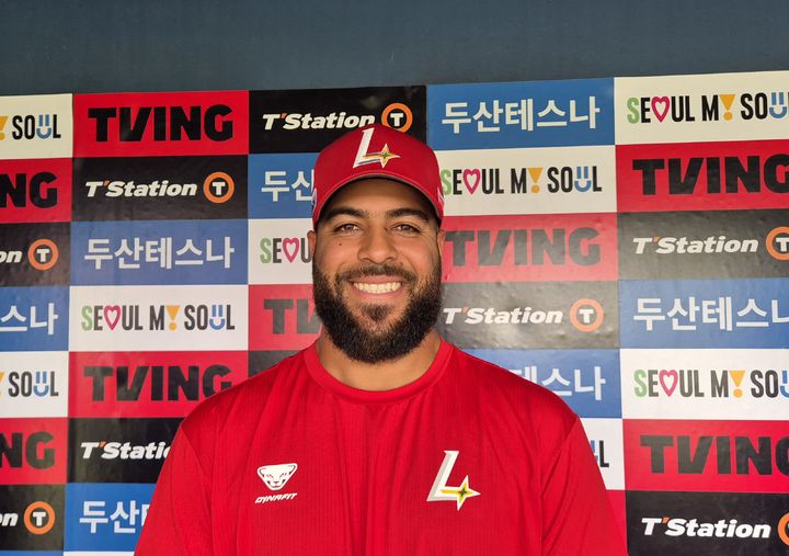 [서울=뉴시스] 문채현 기자 = 프로야구 SSG 랜더스의 페드로 아빌라가 8일 서울 잠실구장에서 열리는 2026 신한 쏠 KBO리그 두산 베어스와의 경기를 앞두고 취재진과 인터뷰를 하고 있다. 2026.07.08. dal@newsis.com *재판매 및 DB 금지