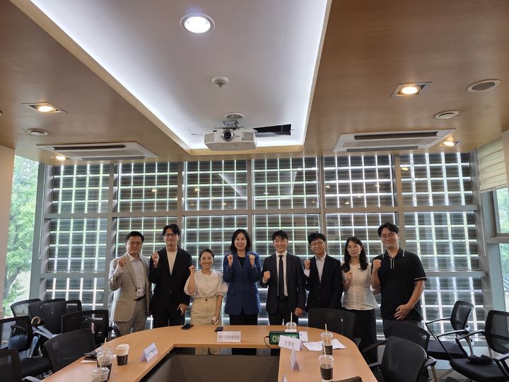 통일부는 8일 '제3회 북한이탈주민(북향민)의 날'(7월 14일)을 앞두고 청와대 국민통합비서관, 통일정책비서관과 함께 북향민 청년들과 소통 간담회를 개최했다. 사진은 간담회 모습. (사진=통일부 제공) 2026.07.08. *재판매 및 DB 금지
