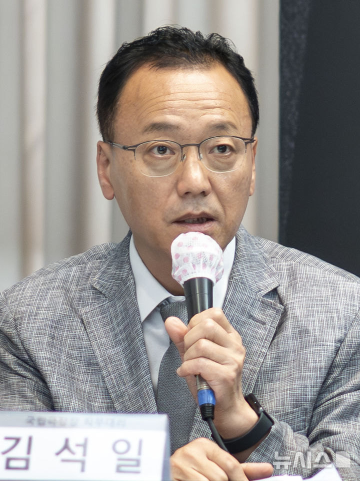 [서울=뉴시스]8일 서울 중구 프레스센터에서 열린 2026~2027 국립극장 레퍼토리시즌 발표 기자간담회에서 김석일 국립극장장 직무대리가 질의에 응답하고 있다. (사진=국립극장 제공)