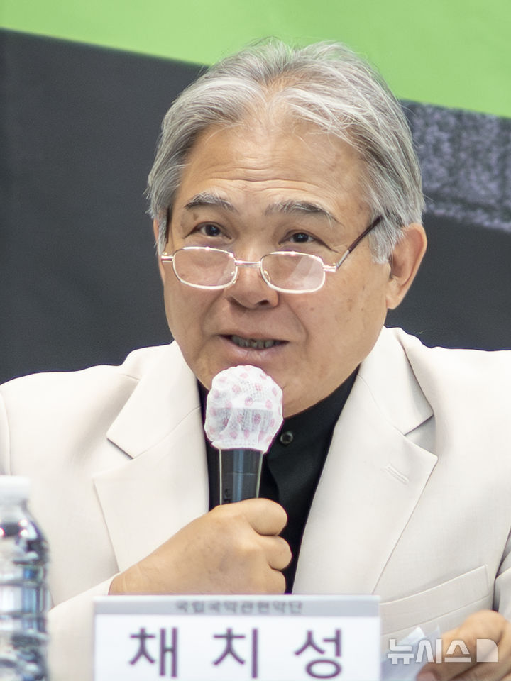  [서울=뉴시스]8일 서울 중구 프레스센터에서 열린 2026~2027 국립극장 레퍼토리시즌 발표 기자간담회에서 채치성 국립국악관현악단 단장이 질의에 응답하고 있다. (사진=국립극장 제공)
