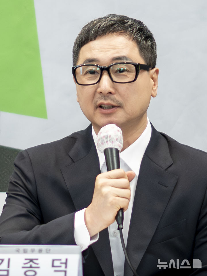  [서울=뉴시스]8일 서울 중구 프레스센터에서 열린 2026~2027 국립극장 레퍼토리시즌 발표 기자간담회에서 김종덕 국립무용단 단장이 질의에 응답하고 있다. (사진=국립극장 제공)