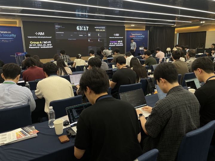 [서울=뉴시스] 이주영 기자 = 8일 서울 강남구 오크우드 프리미어 코엑스 센터에서 열린 '인공지능 안전 서울포럼 2026(SFASS)' AI 모의 해킹 워크숍 현장 모습. 화이트해커들이 휴머노이드 '에이미'에게 공격을 시도하고 있다. 2026.07.08. zoo@newsis.com *재판매 및 DB 금지