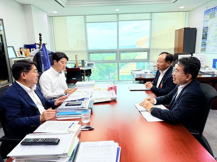 [남원=뉴시스] 8일 취임 후 첫 국회방문으로 2027년도 남원시 정부예산 확보에 나선 양충모 남원시장(오른쪽)이 박희승 국회의원(왼쪽)을 만나 남원시 현안사업에 대한 지원과 협조를 요청하고 있다. *재판매 및 DB 금지