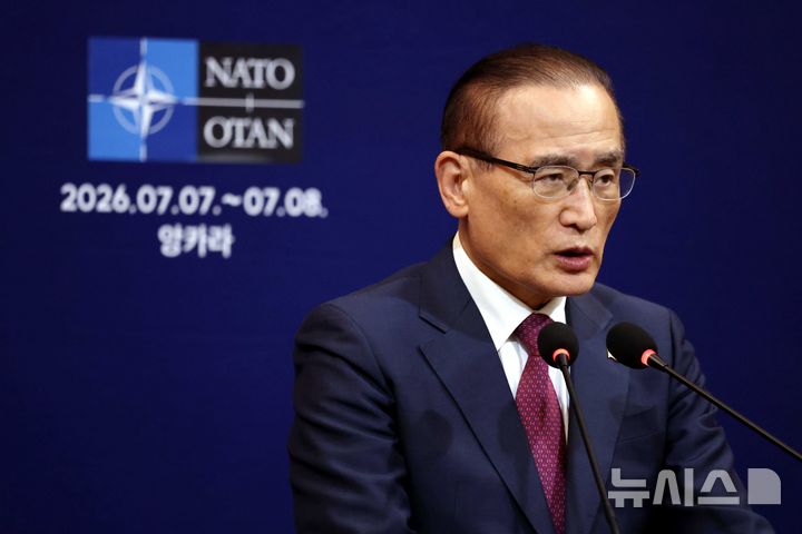 [앙카라=뉴시스] 조성봉 기자 = 위성락 국가안보실장이 7일(현지 시간) 튀르키예 앙카라 한국 기자단 프레스센터에서 이재명 대통령 북대서양조약기구(NATO·나토) 순방 일정 관련 브리핑을 하고 있다. 2026.07.08. suncho21@newsis.com