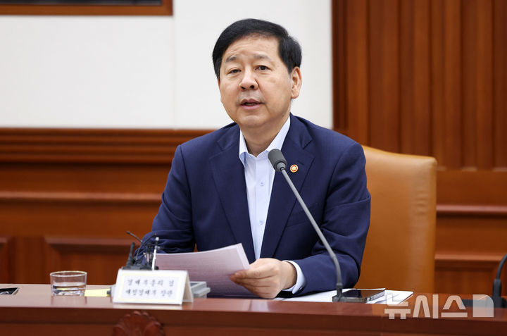 [서울=뉴시스] 김선웅 기자 = 구윤철 부총리 겸 재정경제부 장관이 8일 서울 종로구 정부서울청사에서 열린 비상경제본부 회의 겸 경제, 산업경쟁력강화 관계장관회의에서 모두발언을 하고 있다. 2026.07.08. mangusta@newsis.com