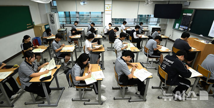 [수원=뉴시스] 김종택 기자 = 경기 수원시 권선고등학교 3학년 교실에서 학생들이 시험을 준비하고 있다. 2026.07.08. jtk@newsis.com