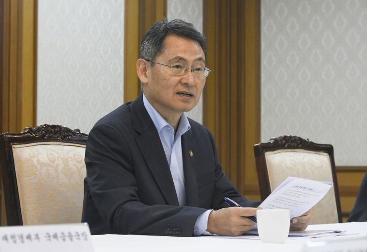 [서울=뉴시스] 허장 재정경제부 차관이 8일 서울 종로구 정부서울청사에서 원화 국제화 전담반(TF) 회의를 주재하고 있다. (사진=재정경제부 제공) 2026.07.08. photo@newsis.com *재판매 및 DB 금지