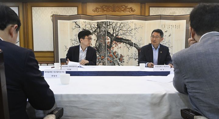[서울=뉴시스] 허장 재정경제부 차관이 8일 서울 종로구 정부서울청사에서 원화 국제화 전담반(TF) 회의를 주재하고 있다. (사진=재정경제부 제공) 2026.07.08. photo@newsis.com *재판매 및 DB 금지