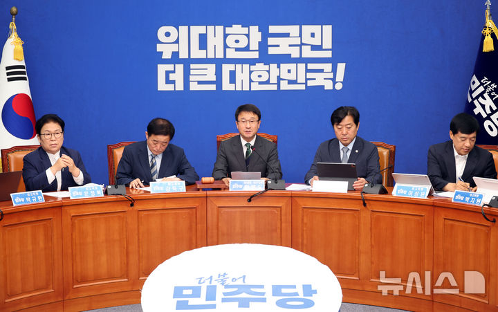[서울=뉴시스] 최진석 기자 = 한병도 더불어민주당 대표 직무대행 겸 원내대표가 8일 여의도 국회에서 열린 최고위원회의에서 발언하고 있다. 2026.07.08. myjs@newsis.com
