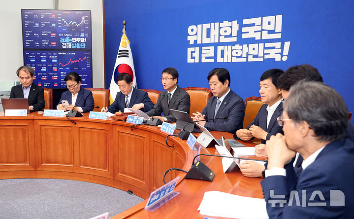 [서울=뉴시스] 최진석 기자 = 한병도 더불어민주당 대표 직무대행 겸 원내대표가 8일 여의도 국회에서 열린 최고위원회의에서 발언하고 있다. 2026.07.08. myjs@newsis.com