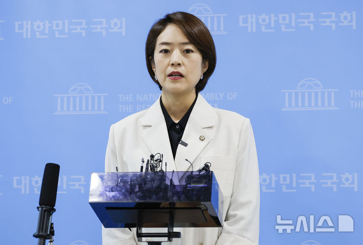 [서울=뉴시스] 정병혁 기자 = 고민정 더불어민주당 의원이 8일 서울 여의도 국회 소통관에서 당대표 출마 기자회견을 마친 뒤 취재진 질문에 답하고 있다. 2026.07.08. jhope@newsis.com