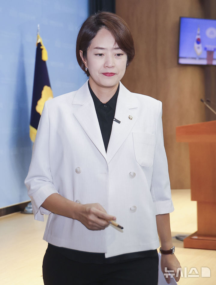 [서울=뉴시스] 정병혁 기자 = 고민정 더불어민주당 의원이 8일 서울 여의도 국회 소통관에서 당대표 출마 기자회견을 마친 뒤 이동하고 있다. 2026.07.08. jhope@newsis.com