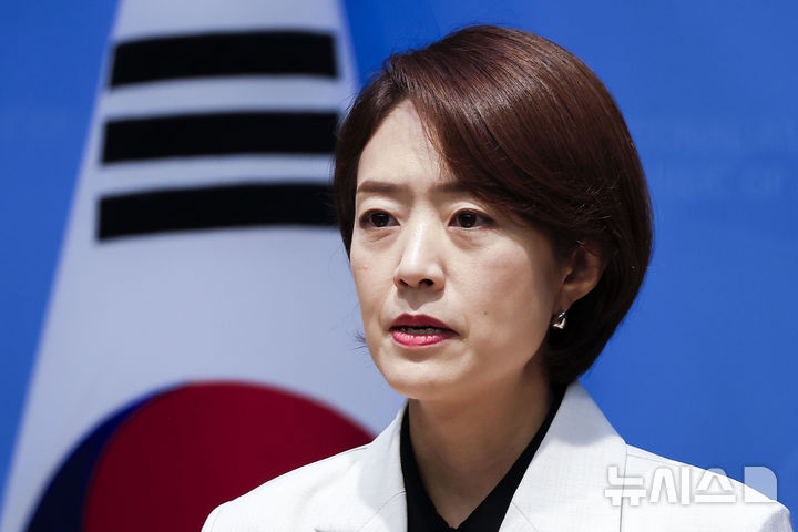 [서울=뉴시스] 정병혁 기자 = 고민정 더불어민주당 의원이 8일 서울 여의도 국회 소통관에서 당대표 출마 기자회견을 하고 있다. 2026.07.08. jhope@newsis.com
