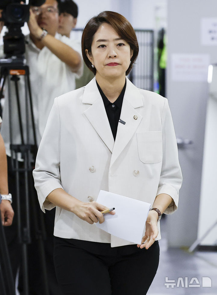 [서울=뉴시스] 정병혁 기자 = 고민정 더불어민주당 의원이 8일 서울 여의도 국회 소통관에서 당대표 출마 기자회견을 하기 위해 이동하고 있다. 2026.07.08. jhope@newsis.com