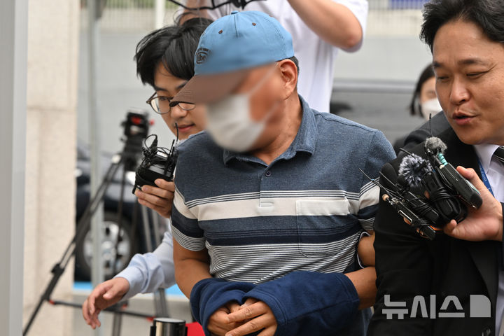 [전남광주=뉴시스] 이영주 기자 = '장윤기 사건'과 관련해 증거인멸 혐의를 받고 있는 광주 광산경찰서 소속 A경감이 8일 오전 전남광주 동구 광주지법에서 열리는 구속 전 피의자 심문(영장실질심사)에 출석하고 있다. 2026.07.08. leeyj2578@newsis.com