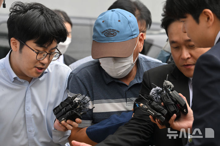 [전남광주=뉴시스] 이영주 기자 = '장윤기 사건'과 관련해 증거인멸 혐의를 받고 있는 광주 광산경찰서 소속 A경감이 8일 오전 전남광주 동구 광주지법에서 열리는 구속 전 피의자 심문(영장실질심사)에 출석하고 있다. 2026.07.08. leeyj2578@newsis.com