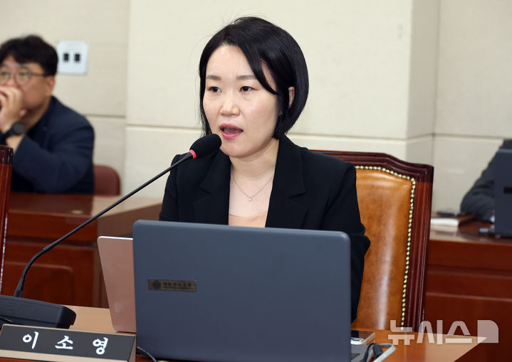 [서울=뉴시스] 최진석 기자 = 기후에너지환경노동위원회 여당 간시인 이소영 더불어민주당 의원이 지난 8일 여의도 국회에서 열린 기후에너지환경노동위원회 전체회의에서 발언하고 있다. 2026.07.08. myjs@newsis.com