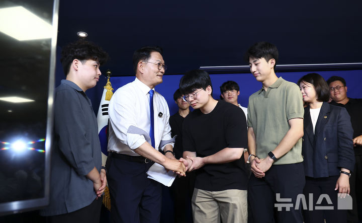 [서울=뉴시스] 김근수 기자 = 송영길 더불어민주당 의원이 8일 오전 서울 여의도 더불어민주당 당사에서 당대표 출마 선언 기자회견을 마치고 청년들과 인사를 나누고 있다. 2026.07.08. ks@newsis.com