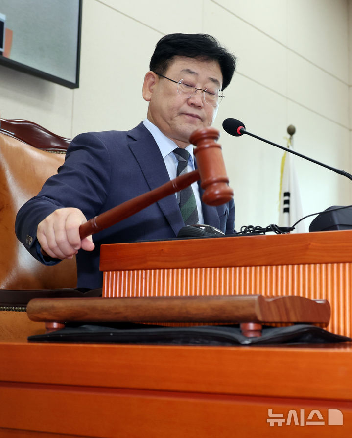 [서울=뉴시스] 최진석 기자 = 김정호 위원장이 8일 여의도 국회에서 열린 기후에너지환경노동위원회 전체회의에서 여당 간사 선임 안건을 통과시키고 있다. 2026.07.08. myjs@newsis.com