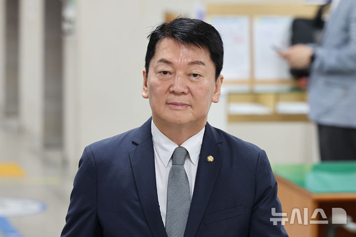 [서울=뉴시스] 김금보 기자 = 안철수 국민의힘 의원이 8일 오전 서울 서초구 서울중앙지방법원에서 '계엄 해제 표결 방해 혐의' 관련 6차 공판에 증인으로 출석하고 있다. 2026.07.08. kgb@newsis.com