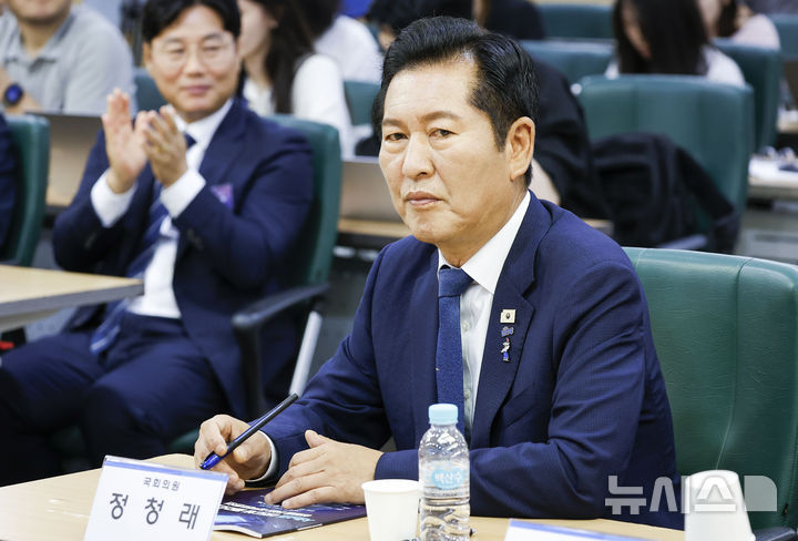 [서울=뉴시스] 정병혁 기자 = 정청래 전 더불어민주당 대표가 8일 서울 여의도 국회 의원회관에서 열린 서남권 반도체 클러스터 성공을 위한 정책토론회에 참석해 있다. 2026.07.08. jhope@newsis.com