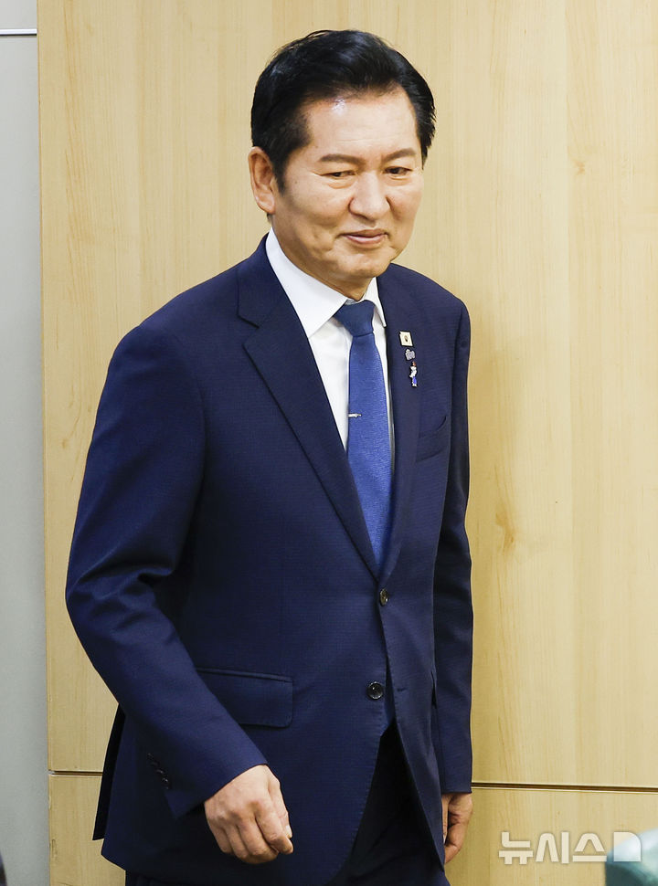 [서울=뉴시스] 정병혁 기자 = 정청래 전 더불어민주당 대표가 8일 서울 여의도 국회 의원회관에서 열린 서남권 반도체 클러스터 성공을 위한 정책토론회에 참석하고 있다. 2026.07.08. jhope@newsis.com