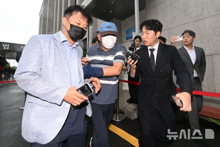 [전남광주=뉴시스] 이영주 기자 = '장윤기 사건'과 관련해 증거인멸 혐의를 받고 있는 광주 광산경찰서 소속 A경감이 8일 오전 광주 동구 광주지법에서 열린 구속 전 피의자 심문(영장실질심사)을 마치고 이동하고 있다. 2026.07.08. leeyj2578@newsis.com