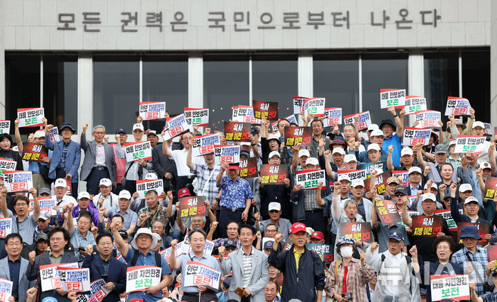 [서울=뉴시스] 고범준 기자 = 육·해·공군 사관학교 총동창회 등 참석자들이 8일 서울 여의도 국회 본관 앞에서 사관학교 통합 반대 총궐기대회를 하며 구호를 외치고 있다. 2026.07.08. bjko@newsis.com