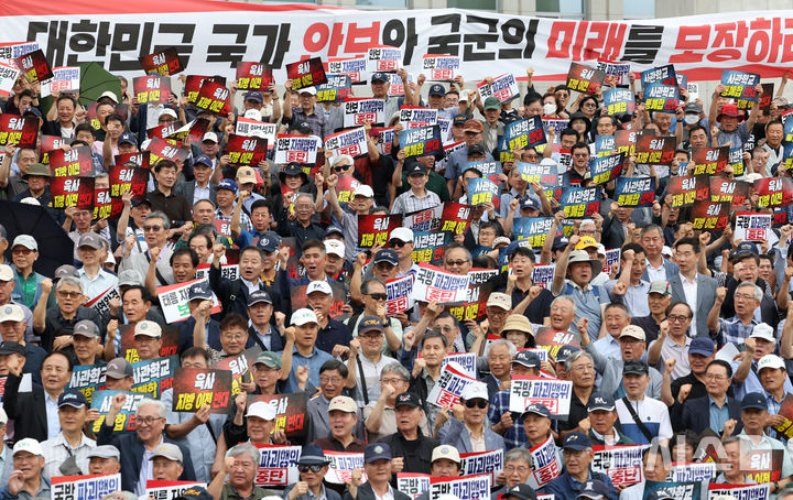 [서울=뉴시스] 고범준 기자 = 육·해·공군 사관학교 총동창회 등 참석자들이 8일 서울 여의도 국회 본관 앞에서 사관학교 통합 반대 총궐기대회를 하며 구호를 외치고 있다. 2026.07.08. bjko@newsis.com
