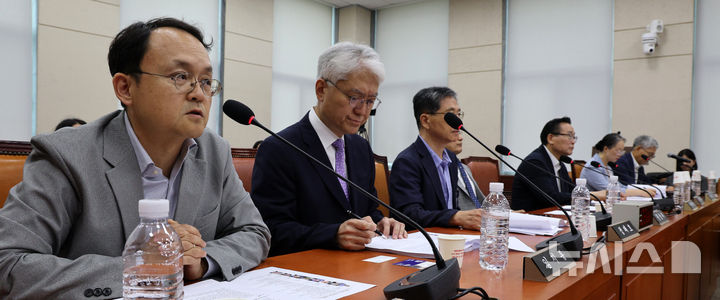 [서울=뉴시스] 고범준 기자 = 8일 서울 여의도 국회에서 열린 6·3 지방선거 투표용지 부족 사태 국정조사특별위원회 전문가 간담회에서 하상응(왼쪽) 서강대 정치외교학과 교수가 발언하고 있다. 2026.07.08. bjko@newsis.com