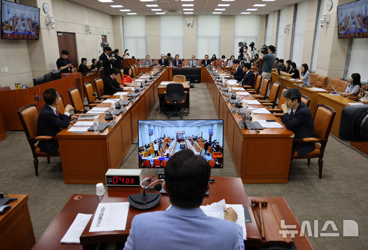 [서울=뉴시스] 고범준 기자 = 국정조사특별위원회 윤상현 위원장이 8일 서울 여의도 국회에서 열린 6·3 지방선거 투표용지 부족 사태 국정조사특별위원회 전문가 간담회에서 발언하고 있다. 2026.07.08. bjko@newsis.com