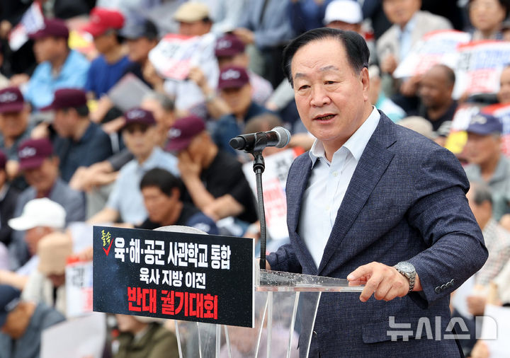 [서울=뉴시스] 고범준 기자 = 한기호 국민의힘 의원이 8일 서울 여의도 국회 본관 앞에서 열린 육·해·공군 사관학교 통합 반대 총궐기대회에서 발언하고 있다. 2026.07.08. bjko@newsis.com
