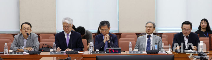 [서울=뉴시스] 고범준 기자 = 8일 서울 여의도 국회에서 열린 6·3 지방선거 투표용지 부족 사태 국정조사특별위원회 전문가 간담회에서 하상응(왼쪽) 서강대 정치외교학과 교수가 발언하고 있다. 2026.07.08. bjko@newsis.com