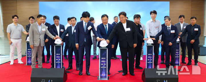 [나주=뉴시스] 한전KDN이 7일 나주 본사 다목적실에서 개최한 '협력사와 함께하는 청렴·안전 실천 간담회'에서 의지를 다지는 퍼포먼스를 하고 있다. (사진=한전KDN 제공) 2026.07.08. photo@newsis.com *재판매 및 DB 금지