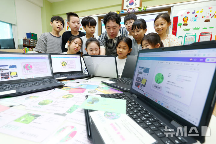 [서울=뉴시스] 전신 기자 = 8일 '2026년도 환경교육 우수학교'에 지정된 서울 양천구 서울신서초등학교에서 학생들이 '식물 이름표 달아주기 대작전' 수업을 듣고 있다. 2026.07.08. photo1006@newsis.com