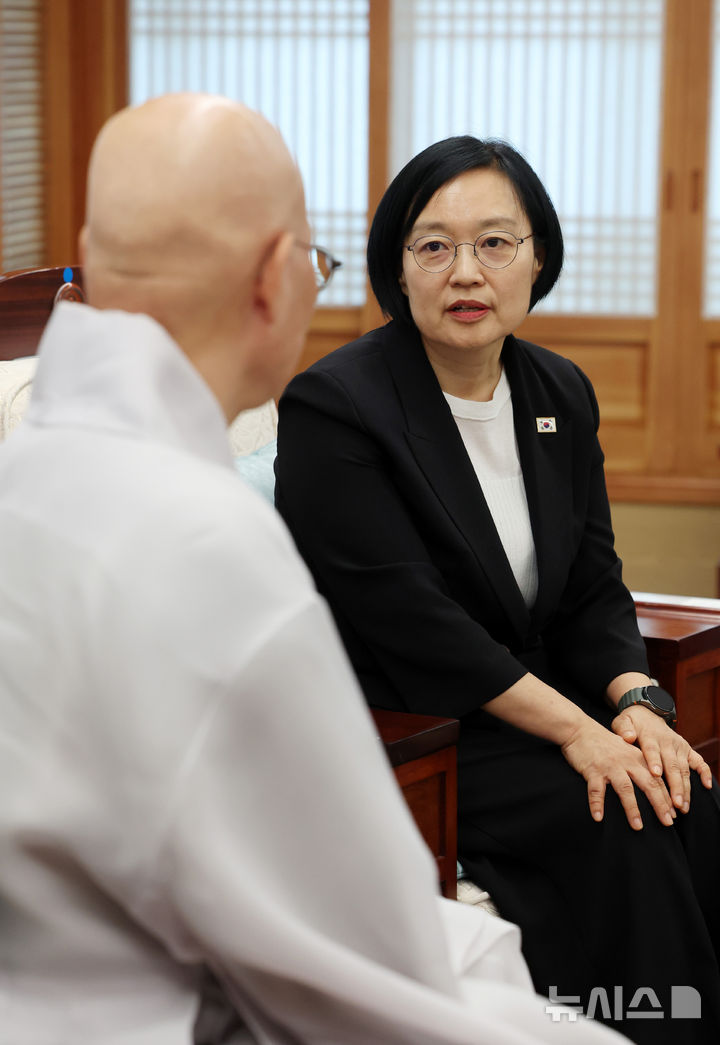 진우스님과 대화하는 한성숙 총리