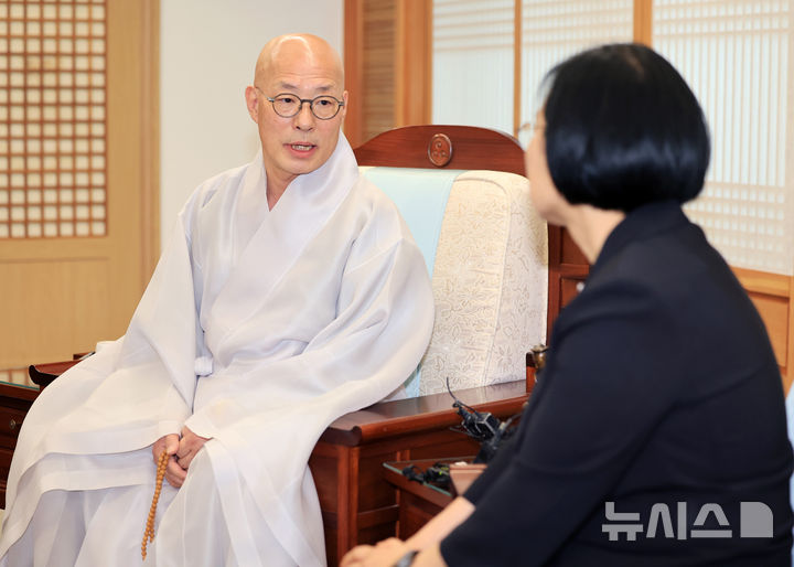 한성숙 국무총리와 대화하는 조계종 총무원장 진우스님