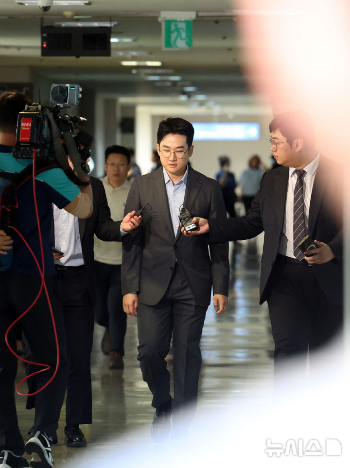  [부산=뉴시스] 하경민 기자 = 6·3 지방선거 때 음료 피습 자작극 의혹이 제기된 정이한 전 개혁신당 부산시장 후보가 구속전피의자심문(영장실질심사)에 출석하기 위해 8일 오후 부산 연제구 부산지방법원 법정으로 이동하고 있다. 2026.07.08. yulnetphoto@newsis.com