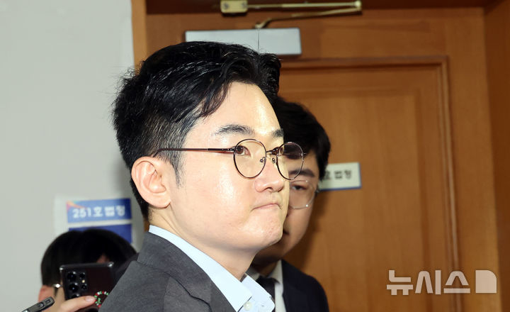 [부산=뉴시스] 하경민 기자 = 6·3 지방선거 때 음료 피습 자작극 의혹이 제기된 정이한 전 개혁신당 부산시장 후보가 구속전피의자심문(영장실질심사)에 출석하기 위해 8일 오후 부산 연제구 부산지방법원 법정으로 이동하고 있다. 2026.07.08. yulnetphoto@newsis.com
