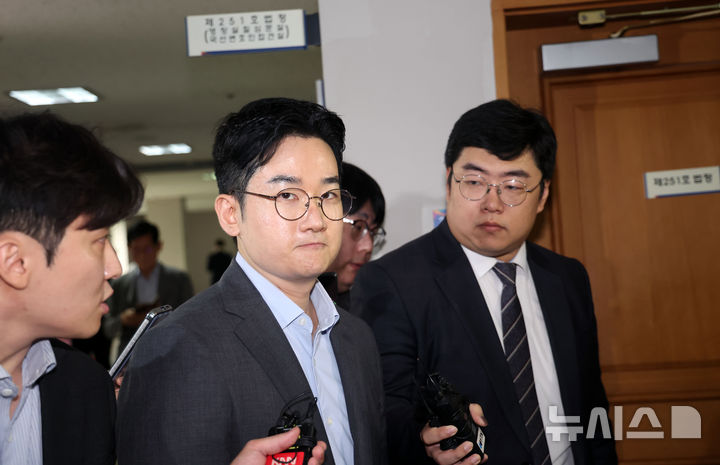  [부산=뉴시스] 하경민 기자 = 6·3 지방선거 때 음료 피습 자작극 의혹이 제기된 정이한 전 개혁신당 부산시장 후보가 구속전피의자심문(영장실질심사)에 출석하기 위해 8일 오후 부산 연제구 부산지방법원 법정으로 이동하고 있다. 2026.07.08. yulnetphoto@newsis.com