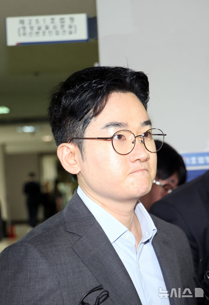  [부산=뉴시스] 하경민 기자 = 6·3 지방선거 때 음료 피습 자작극 의혹이 제기된 정이한 전 개혁신당 부산시장 후보가 구속전피의자심문(영장실질심사)에 출석하기 위해 8일 오후 부산 연제구 부산지방법원 법정으로 이동하고 있다. 2026.07.08. yulnetphoto@newsis.com
