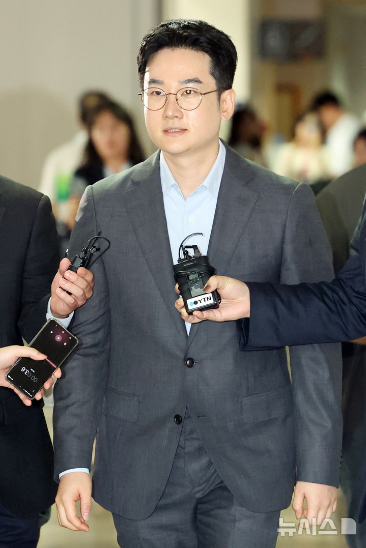  [부산=뉴시스] 하경민 기자 = 6·3 지방선거 때 음료 피습 자작극 의혹이 제기된 정이한 전 개혁신당 부산시장 후보가 구속전피의자심문(영장실질심사)에 출석하기 위해 8일 오후 부산 연제구 부산지방법원 법정으로 이동하고 있다. 2026.07.08. yulnetphoto@newsis.com