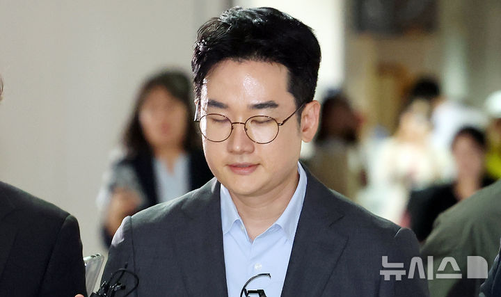  [부산=뉴시스] 하경민 기자 = 6·3 지방선거 때 음료 피습 자작극 의혹이 제기된 정이한 전 개혁신당 부산시장 후보가 구속전피의자심문(영장실질심사)에 출석하기 위해 8일 오후 부산 연제구 부산지방법원 법정으로 이동하고 있다. 2026.07.08. yulnetphoto@newsis.com