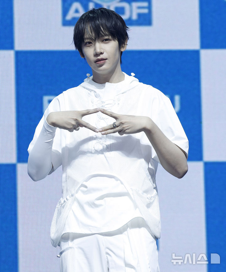 포즈 취하는 아홉 장슈아이보