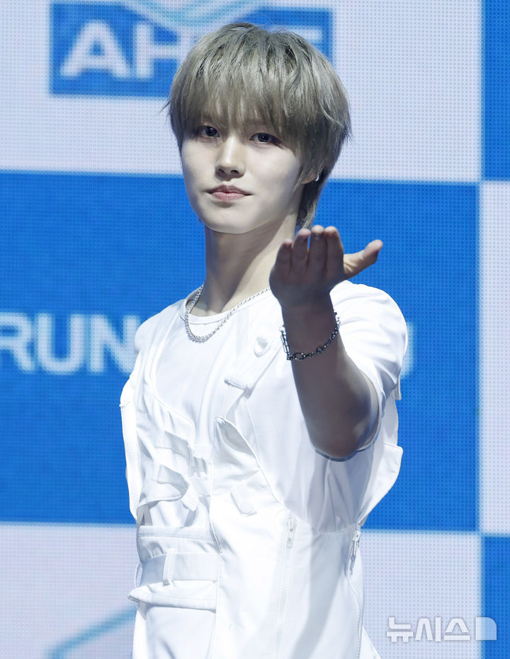 포즈 취하는 아홉 박주원