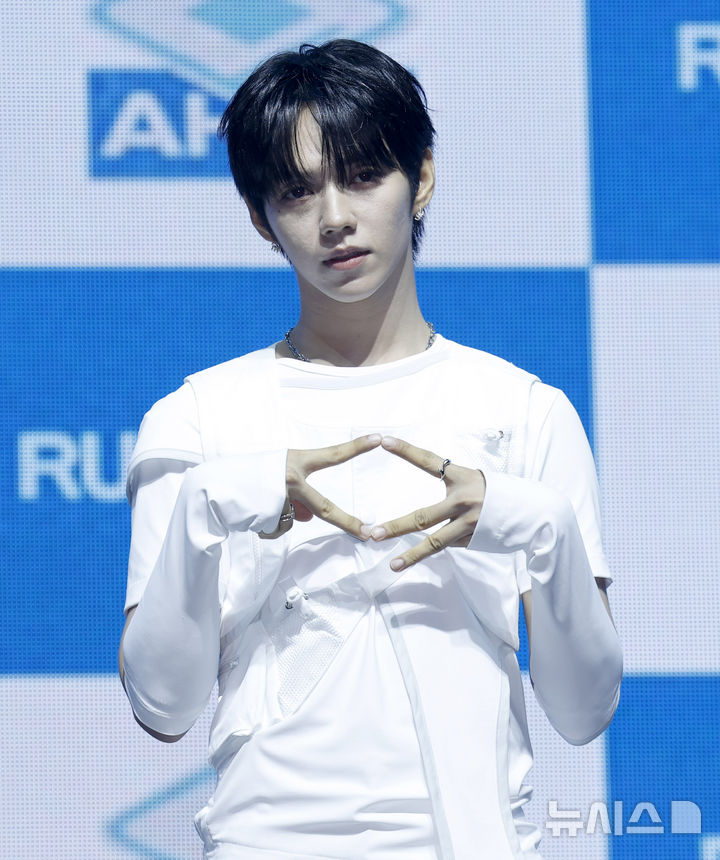 포즈 취하는 아홉 제이엘